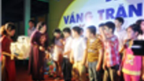 Bộ trưởng Phạm Thị Chuyền dự “Đêm hội vầng trăng khuyết” với trẻ em khuyết tật Trường THCS Xã Đàn